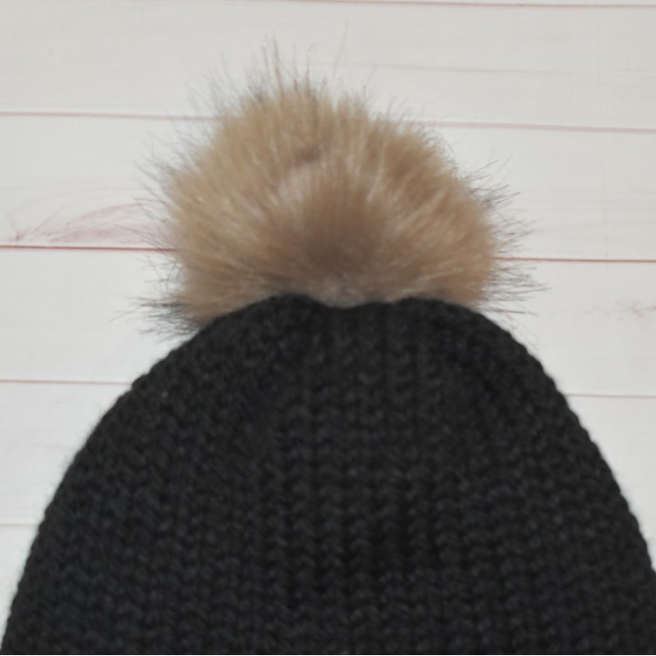 Bonnet noir, à revers et Pompon, Alaska, fait main en France.