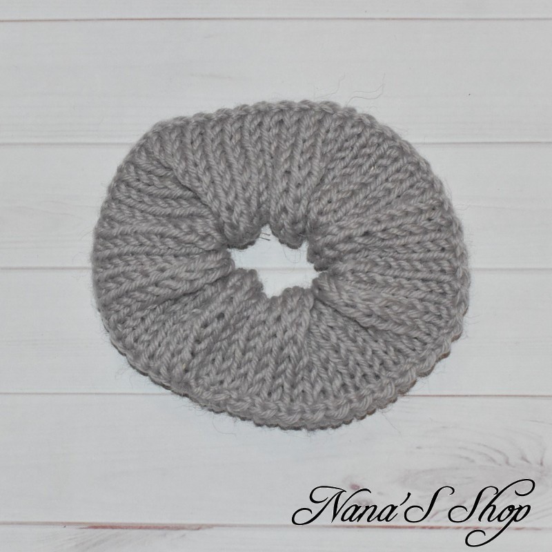 Chouchou tricoté, couleur uni, fait main, gris. Chouchou tricoté, couleur uni, fait main, gris.