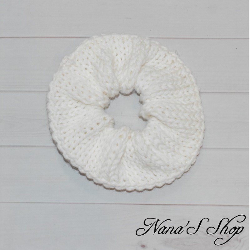 Chouchou tricoté, couleur uni, fait main, blanc. Chouchou tricoté, couleur uni, fait main, blanc.