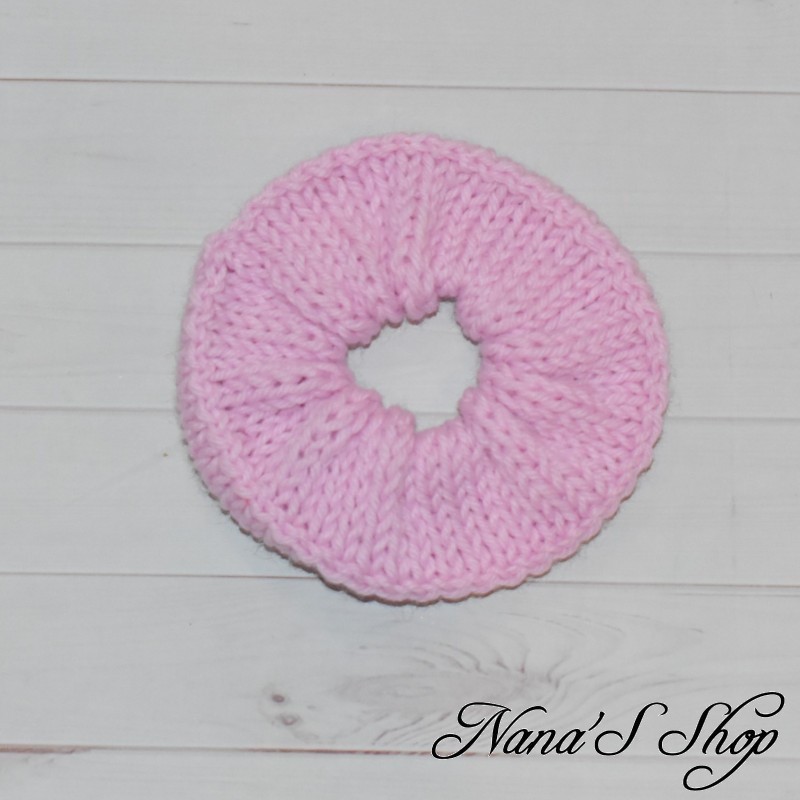 Chouchou tricoté, couleur uni, fait main, rose pâle. Chouchou tricoté, couleur uni, fait main, rose pâle.