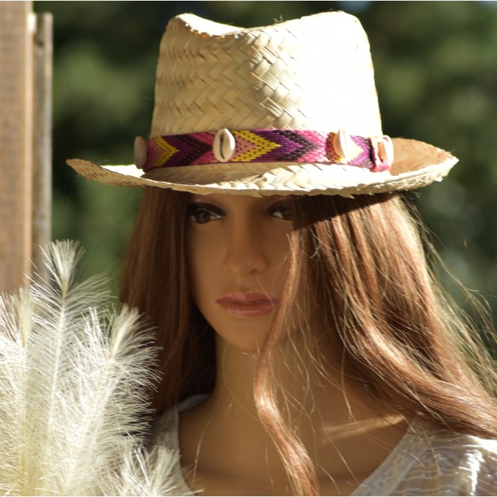 Chapeau en paille customisé, style ethnique, violet, rose et jaune.