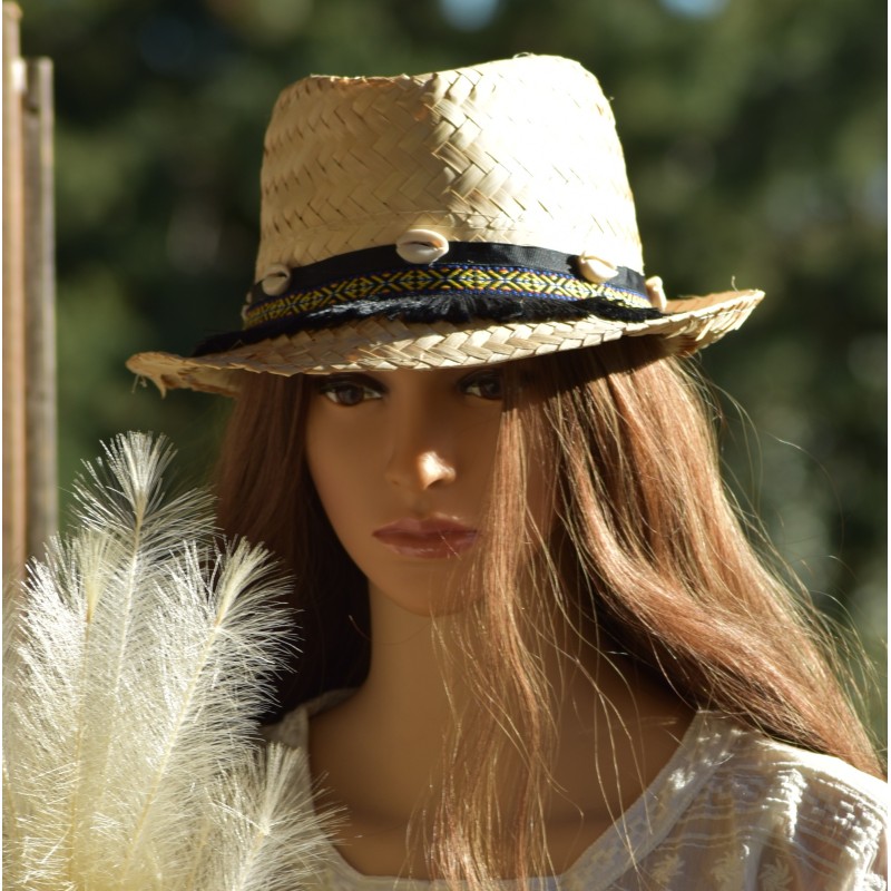 Chapeau en paille, customisé, style bohème ethnique, coloris noir.