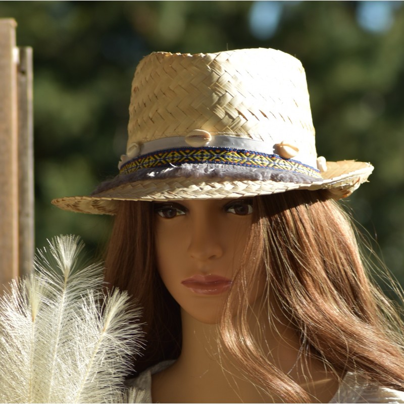 Chapeau en paille, customisé, style bohème ethnique, coloris gris.