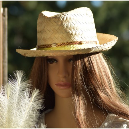 Chapeau en raphia, frange et cauris, style bohème, coloris jaune.