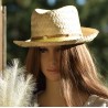 Chapeau en raphia, frange et cauris, style bohème, coloris jaune.
