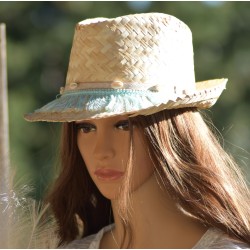 Chapeau en raphia, frange et cauris, style bohème, coloris menthe.
