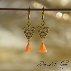 Boucles d'oreilles Léopard ciselé doré et Pompon bohème jaune, faites mains.