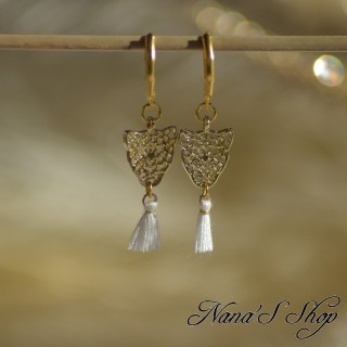 Boucles d'oreilles Bohème, Léopard ciselé doré et Pompon Tassel blanc, faites mains.