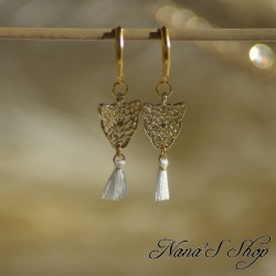 Boucles d'oreilles Bohème, Léopard ciselé doré et Pompon Tassel blanc, faites mains.