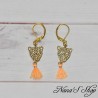 Boucles d'oreilles Bohème, Léopard ciselé doré et Pompon Tassel jaune, faites mains.