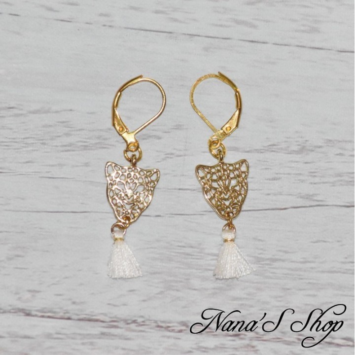 Boucles d'oreilles Bohème, Léopard ciselé doré et Pompon Tassel blanc, faites mains.