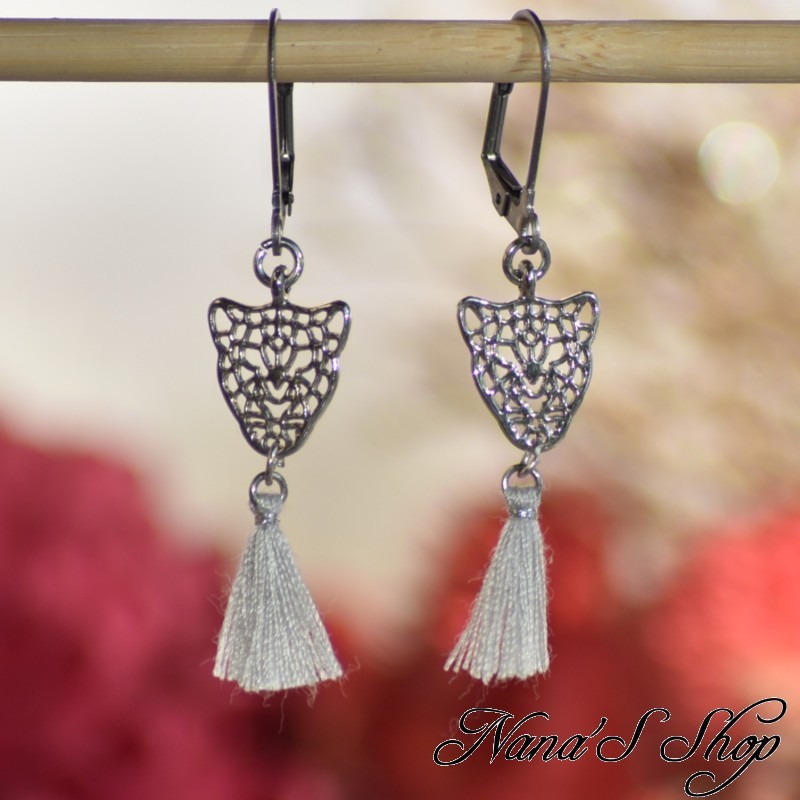 Boucles d'oreilles Bohème, Léopard ciselé argenté et Pompon Tassel gris, faites mains.