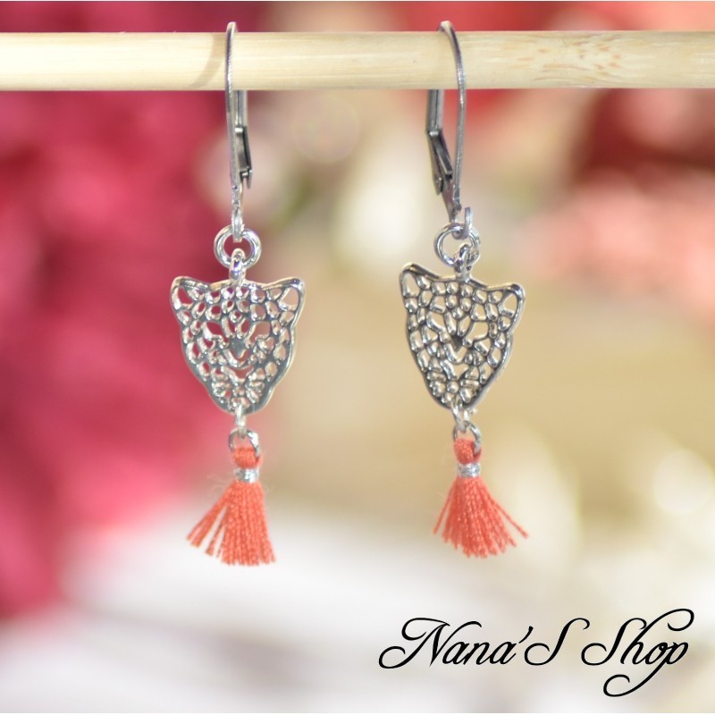 Boucles d'oreilles Bohème, Léopard ciselé argenté et Pompon Tassel orange, faites mains.