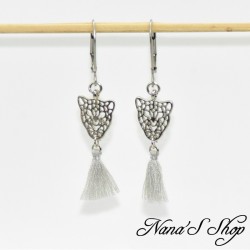 Boucles d'oreilles Bohème, Léopard ciselé argenté et Pompon Tassel gris, faites mains.