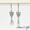 Boucles d'oreilles Bohème, Léopard ciselé argenté et Pompon Tassel gris, faites mains.