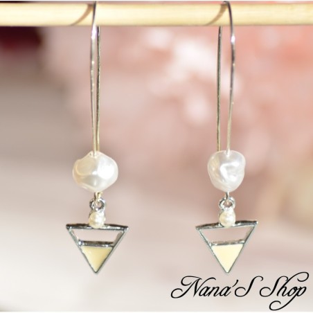 Boucles d'oreilles, triangle et perle nacrée, Bohème romantique, faites mains.