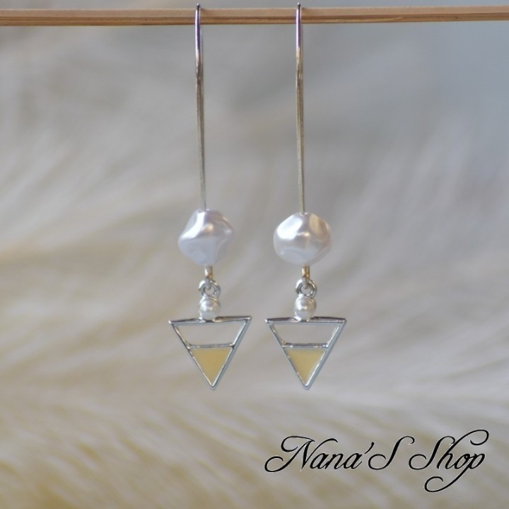 Boucles d'oreilles, triangle et perle nacrée, Bohème romantique, faites mains.