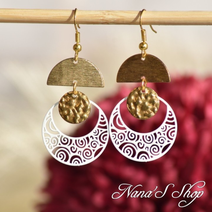 Boucles d'oreilles géométriques, Demi Lune, Bohème Chic, Dorées et blanches, faites mains.