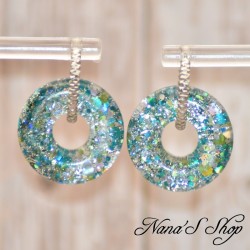 Pampilles interchangeables en forme de donuts, en résine et paillettes verte et argent, fait main, pour créoles à composer.