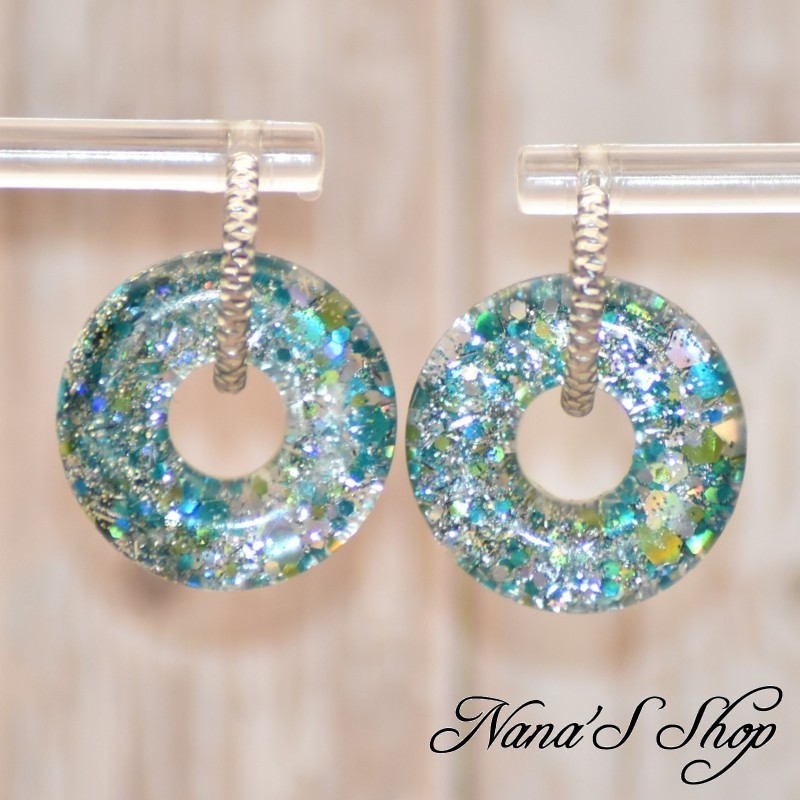 Pampilles interchangeables en forme de donuts, en résine et paillettes verte et argent, fait main, pour créoles à composer.