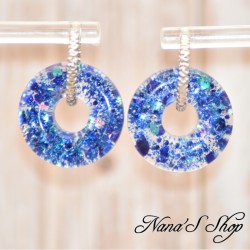 Pampilles interchangeables en forme de donuts, en résine et paillettes bleu, fait main, pour créoles à composer.