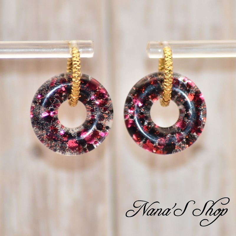 Pampilles interchangeables en forme de donuts, en résine et paillettes rouge et noir, fait main, pour créoles à composer.
