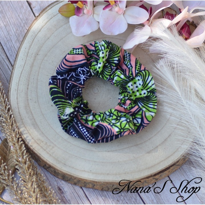 Chouchou en coton Wax coloré "Jungle corail" rose corail et vert pomme, fait main en France.