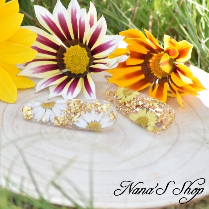 Barrette en résine et marguerites séchées et feuille d’or, fait main en France