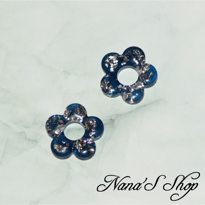Pampilles interchangeables, "Pépite Argentée", fleur en résine bleu, fait main, pour créoles à composer.