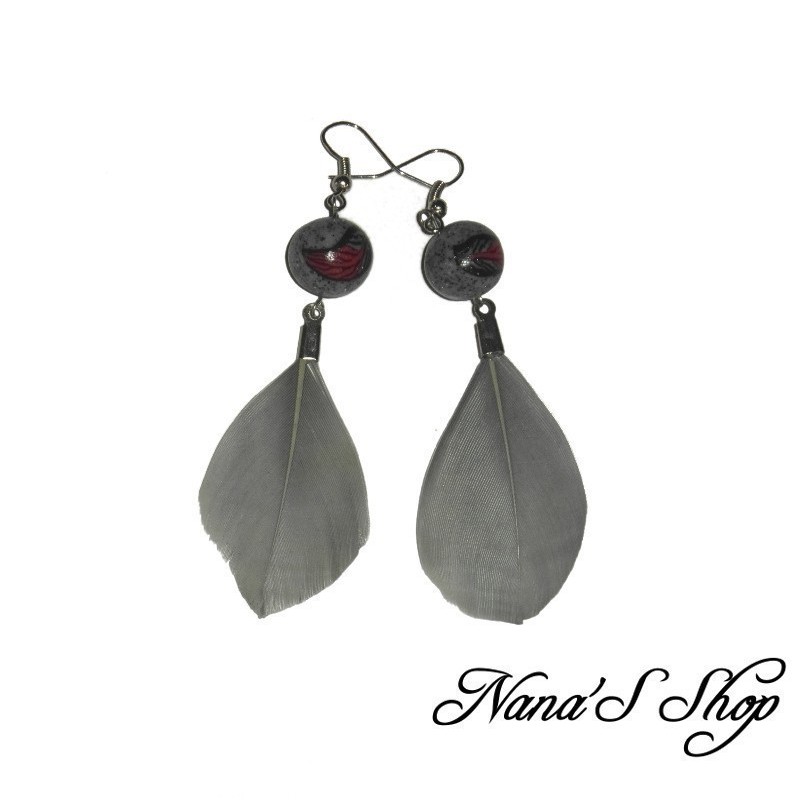 Longues boucles d'oreilles plumes, Feather Loving, coloris gris. Longues boucles d'oreilles plumes, Feather Loving, coloris gris.