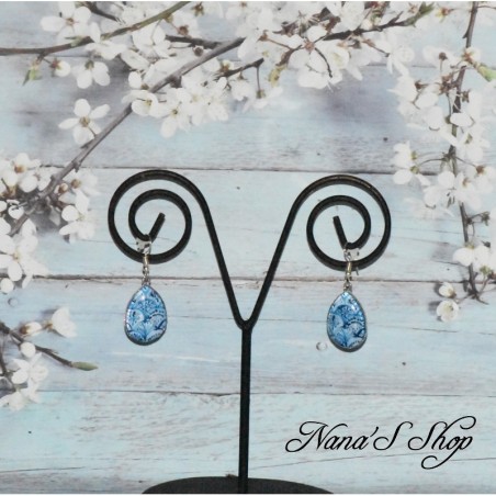 Boucles d'oreilles fantaisie, gouttes en verre, motif aquarelle, coloris bleu, modèle 1.