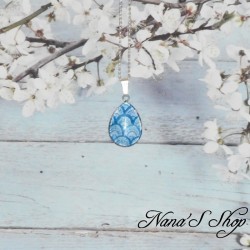 Chaine, pendentif fantaisie, goutte en verre, motif aquarelle, coloris bleu, modèle 5.