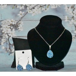 Parure fantaisie, Boucles d'oreilles et chaine, pendentifs gouttes, motif aquarelle, coloris bleu, modèle 1.