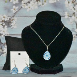 Parure fantaisie, Boucles d'oreilles et chaine, pendentifs gouttes, motif aquarelle, coloris bleu, modèle 6.