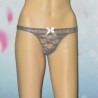 String dentelle, Shana, coloris taupe.
