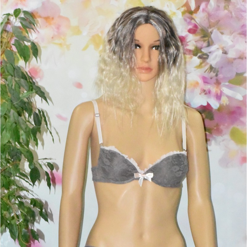 Soutien gorges Shana, en dentelle, coloris taupe. Soutien gorges Shana, en dentelle, coloris taupe.