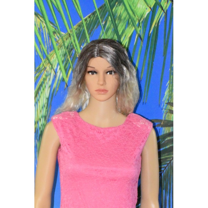 Robe cocktail en dentelle, coloris rose, détail.