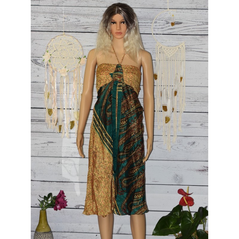 Robe bandeaux, en soie, coloris vert. Robe bandeaux, en soie, coloris vert.