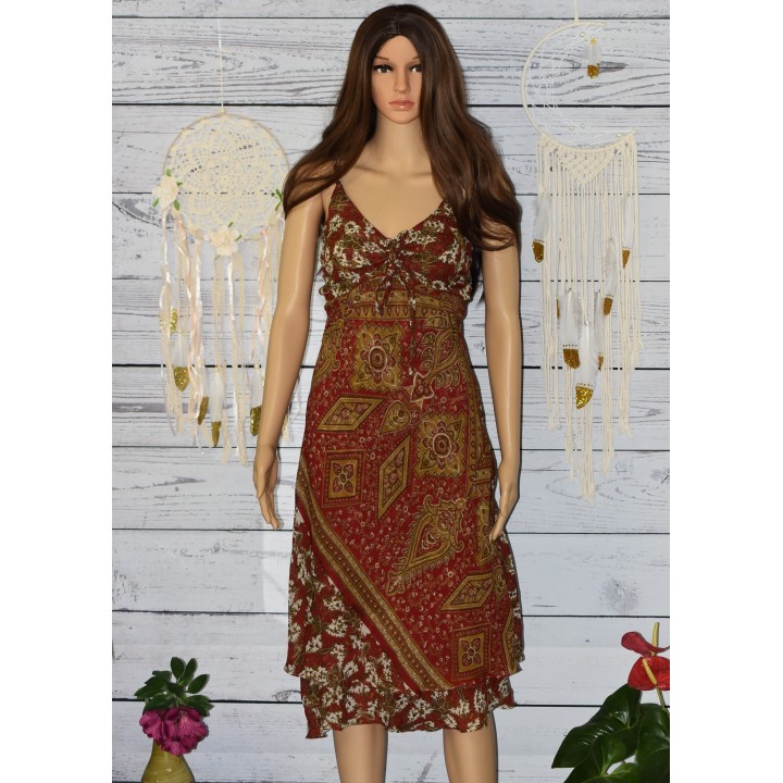 Robe à fines bretelles, en soie, coloris rouge.