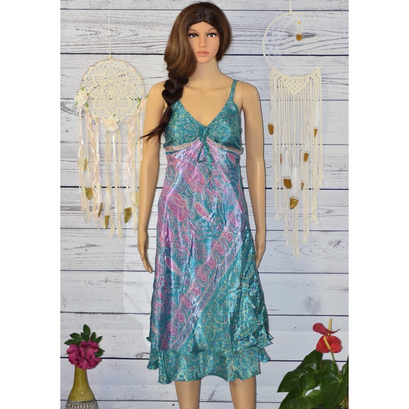 Robe à fines bretelles, en soie, coloris vert. Robe à fines bretelles, en soie, coloris vert.