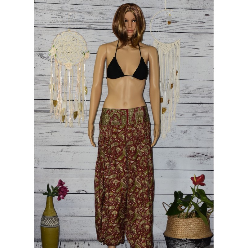 Pantalon bouffant, en soie, coloris rouge. Pantalon bouffant, en soie, coloris rouge.