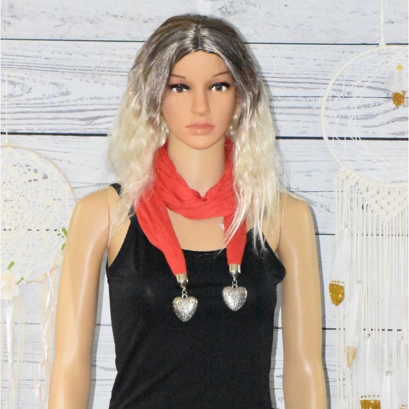 Foulard bijoux uni, pendentifs cœurs, coloris rouge. Foulard bijoux uni, pendentifs cœurs, coloris rouge.