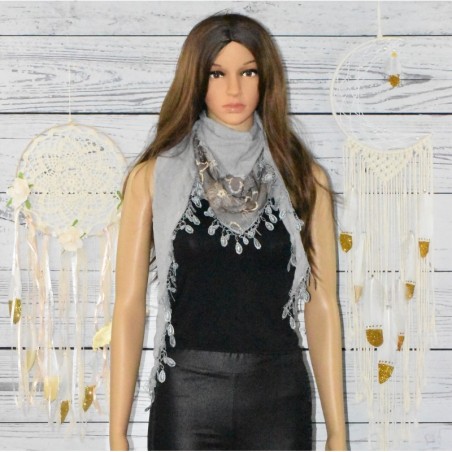 Foulard oriental, finition macramé et broderie, coloris gris. Foulard oriental, finition macramé et broderie, coloris gris.