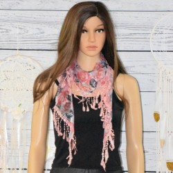 Foulard triangle, motif fleurs, coloris rose.