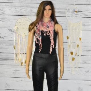 Foulard triangle, motif fleurs, coloris rose.