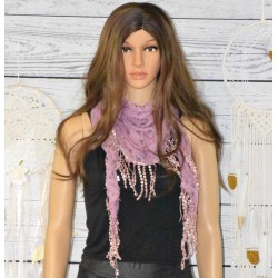 Foulard triangle, petites fleurs, coloris rose foncé.