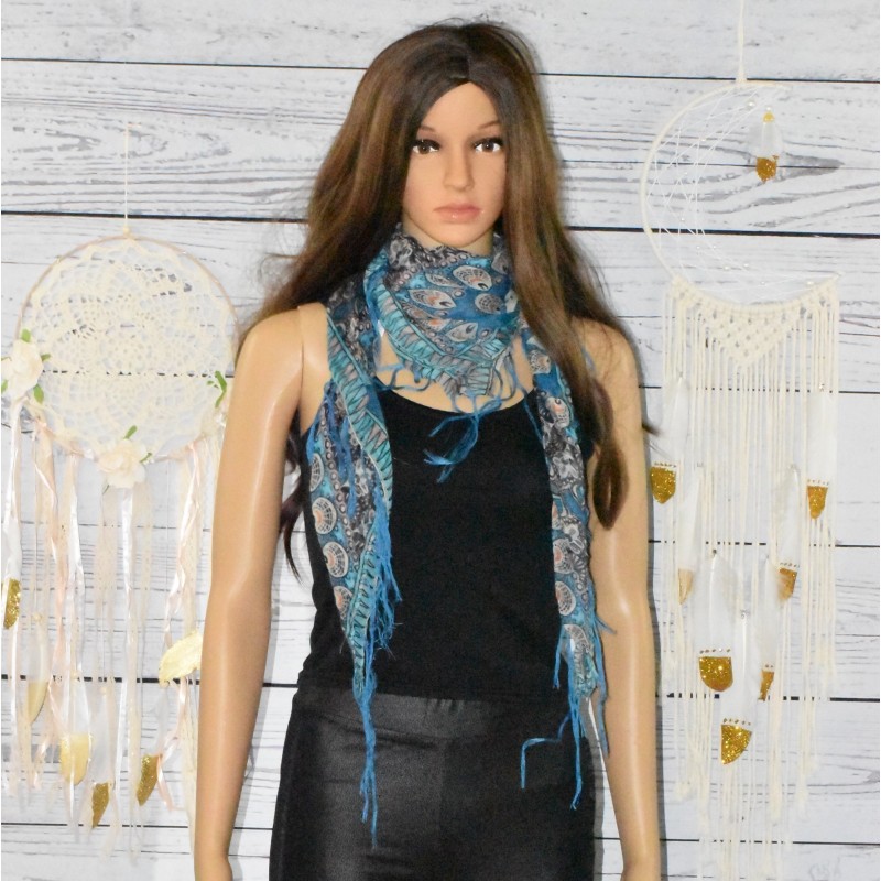 Foulard motif colorés à franges, coloris bleu. Foulard motif colorés à franges, coloris bleu.