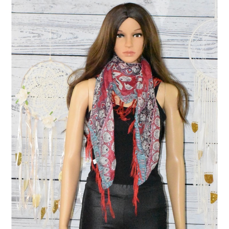 Foulard motif colorés à franges, coloris rouge. Foulard motif colorés à franges, coloris rouge.