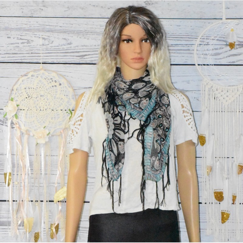 Foulard motif colorés à franges, coloris noir. Foulard motif colorés à franges, coloris noir.