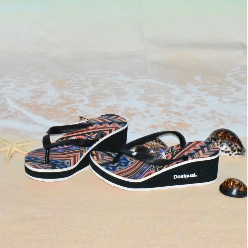 Tong compensé, Lola Mexican, Desigual, coloris noir. Tong compensé, Lola Mexican, Desigual, coloris noir.